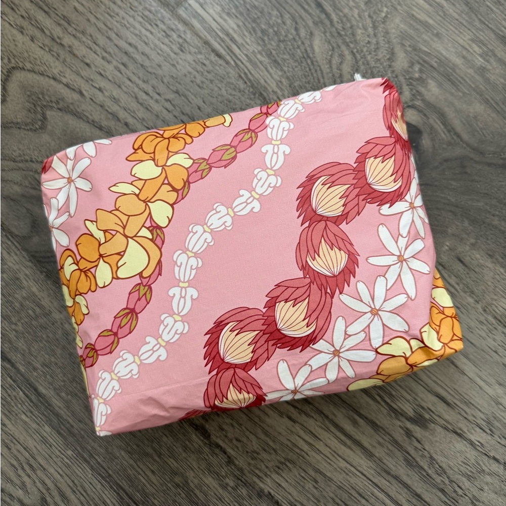 Lei Pouch